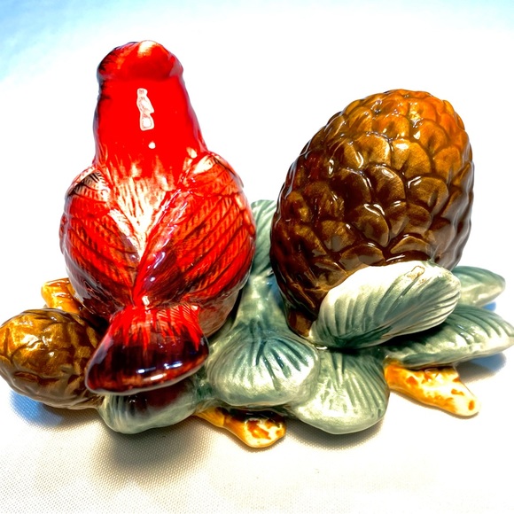 Ceramic Cardinal Bird and Acorn Salt and Pepper Shakers Set with base CR - Picture 9 of 13